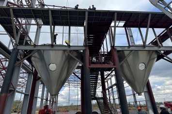 771771威尼斯.Cm俄罗斯西部产业园区连铸渣一期“双塔”主体同步完成吊装